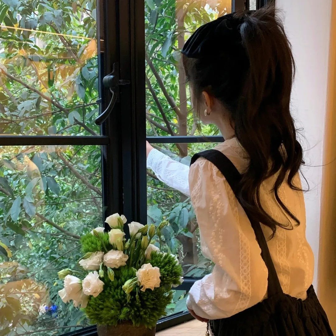 随盲柳入眠的女人
